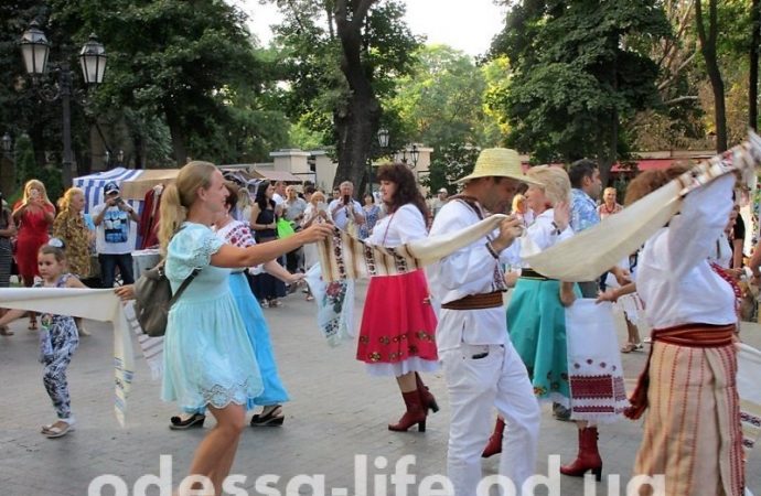 Народный обряд по изгнанию лиха из Одессы провели в Горсаду