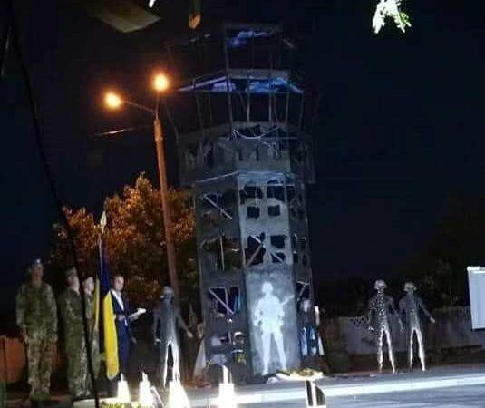 Памятник «киборгам» в виде башни Донецкого аэропорта открыли в Доброславе (ФОТО)