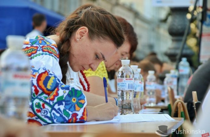 Диктант по украинскому языку на Приморском бульваре писали около 400 одесситов (ФОТО)
