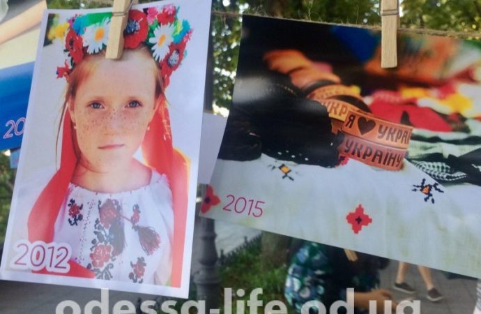 Мгновения всех предыдущих «Вышиванковых фестивалей» показала «фотосушка» на Приморском бульваре (ФОТО)