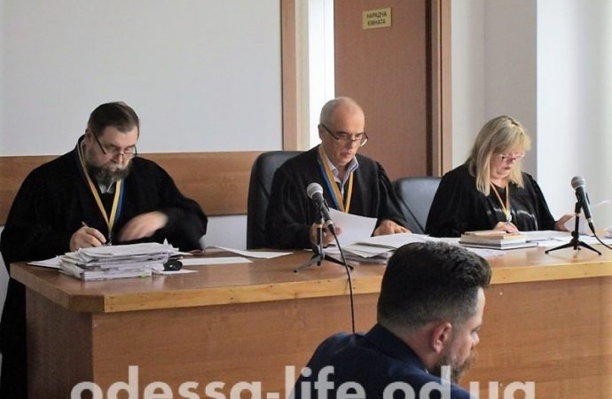 Адвокаты заведующей лабораторией концертного отдела Одесской Музакадемии ходатайствовали об отводе судей и просили запретить съемку судебного заседания