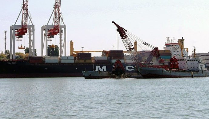Фирма-подрядчик опережает график дноуглубления в Черноморском порту на 32%