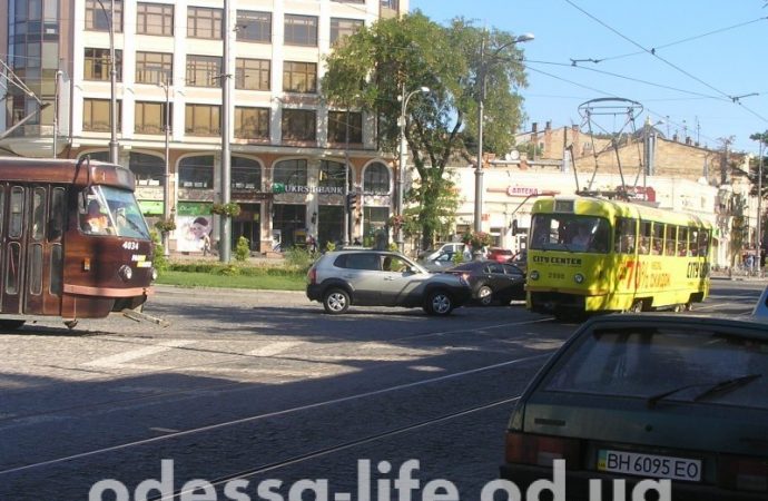 Тираспольская площадь после реконструкции: машины едут как хотят
