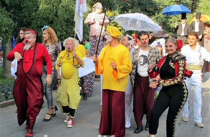 «Карнавал Комедиада»: в последний день лета в центре Одессы царило большое безобразие (ФОТО)