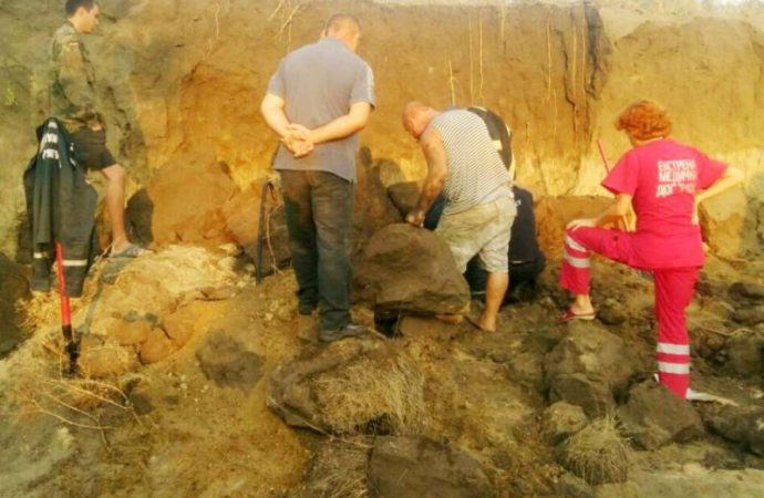 Спасатели извлекли копателя из песчаного «капкана» (ФОТО)