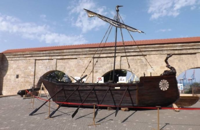 Воссозданный древний фракийский корабль представили в Одессе (ФОТО)