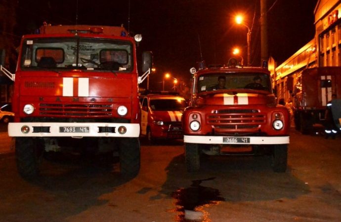Четверо спасателей пострадали при ликвидации пожара со взрывами на СТО (ФОТО)