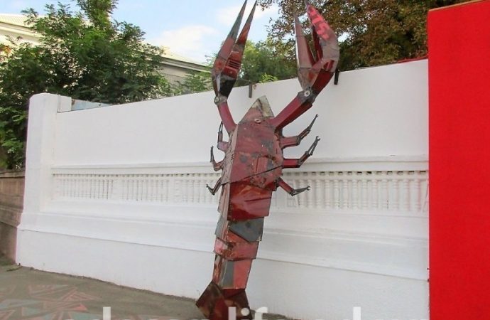 Красный рак-гигант и уже известные одесситам скульптуры в стиле техноарт обосновались на Приморской (ФОТО)