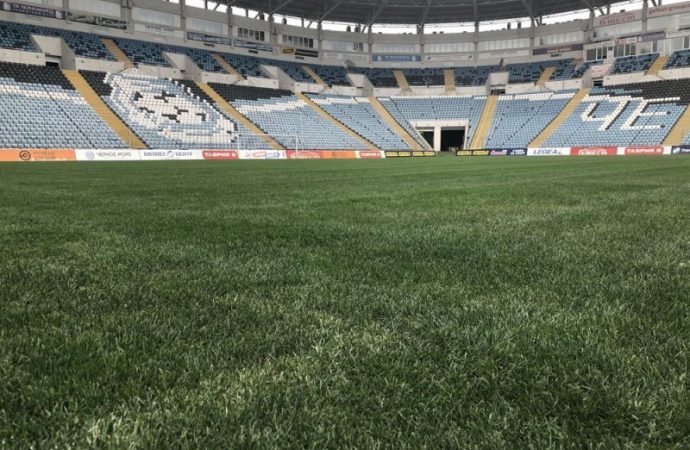 Поле стадиона «Черноморец» спешно приводят в порядок (ФОТО)