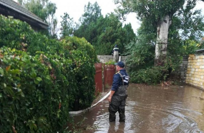 Потоп после засухи: в области подтоплены дома, а в Одессе падали деревья, балконы и карниз (ФОТО)