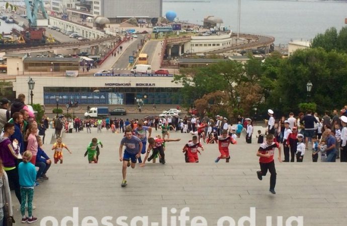 «Главное – не споткнуться»: в Одессе прошёл забег «Вверх по Потёмкинской» (ФОТО)