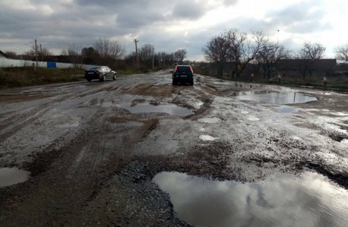 «Блокада» непроезжаемой трассы: жители Раздельнянского района продолжают перекрывать дорогу (ФОТО)