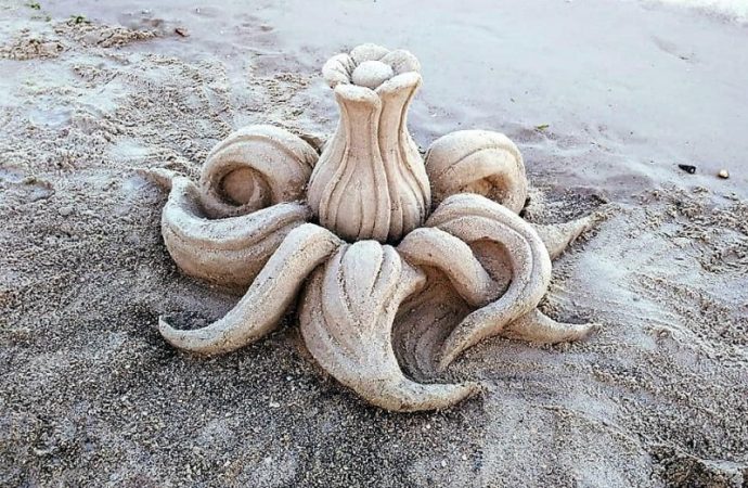 Одесситка создаёт на опустевших пляжах песочные скульптуры (ФОТО)