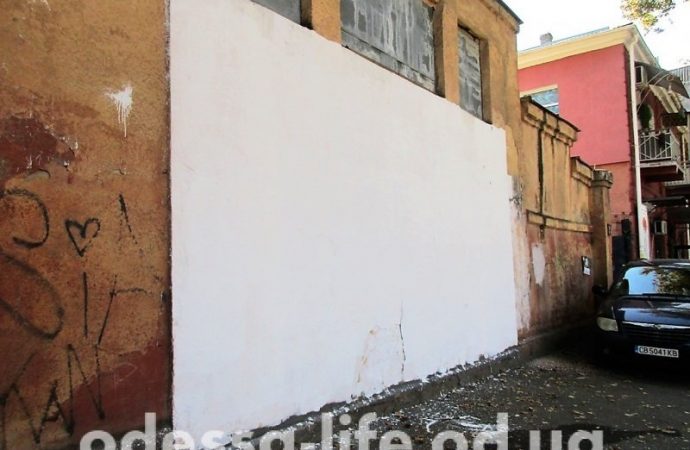 Скандальный кусок стены на Успенской побелел: нецезурщины больше нет