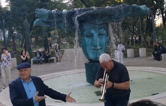 Мэр Клайпеды сыграл на трубе у фонтана в Греческом парке (ВИДЕО)