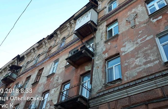 Старинная Одесса разрушается – кусок лепнины отвалился с дома, построенного именитыми одесскими архитекторами