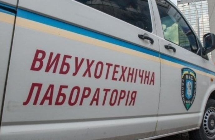 Полиция и взрывотехники отправлены по тревоге сразу по пяти адресам в Приморском районе