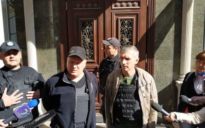 Аваков и Луценко отложили визит в Одессу, с журналистами общались активисты
