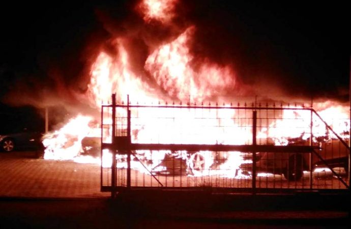 Неизвестные устроили сильный пожар на автостоянке — горели 8 машин