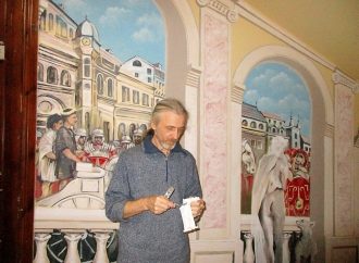 «Римские» фрески, уникальные часы и картины средневековых пыток украсили парадную дома на Гоголя (ФОТО)