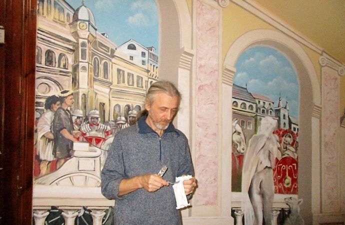 «Римские» фрески, уникальные часы и картины средневековых пыток украсили парадную дома на Гоголя (ФОТО)