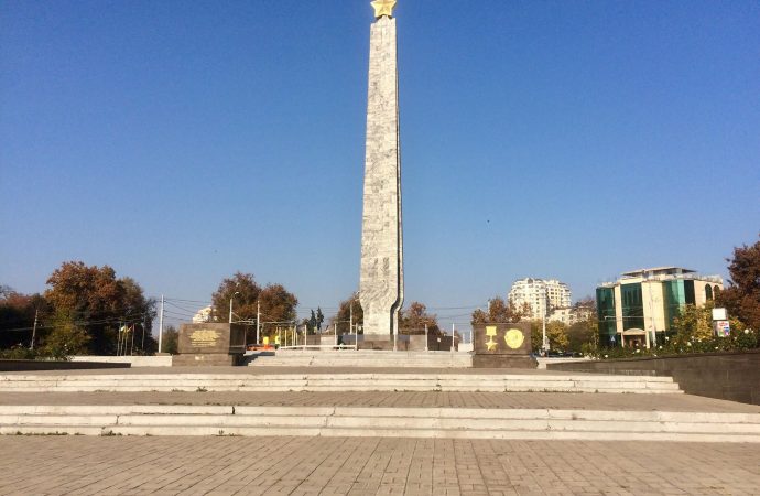 Вокруг памятника на площади 10 апреля устанавливают забор