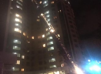 Два с половиной часа боролись пожарные с огнём в 17-этажке на проспекте Шевченко, пострадали двое детей