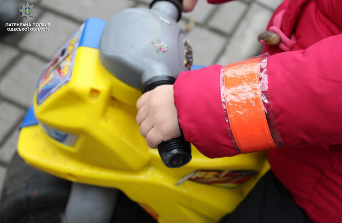 Фликеры против сумрака: патрульные дарили детям светоотражающие аксессуары