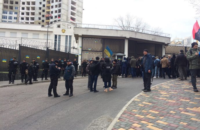 Стычки, петарды, остановившийся трамвай: активисты пикетируют российское консульство в Одессе