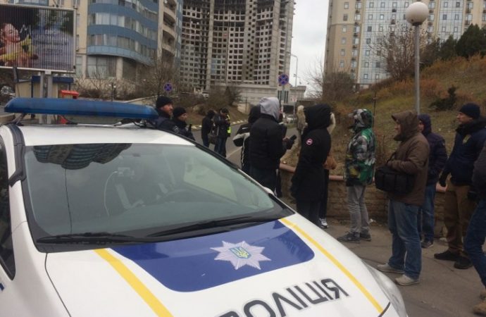 Полиция помешала протестующим против застройки Гагаринского плато снова перекрыть дорогу строительной технике