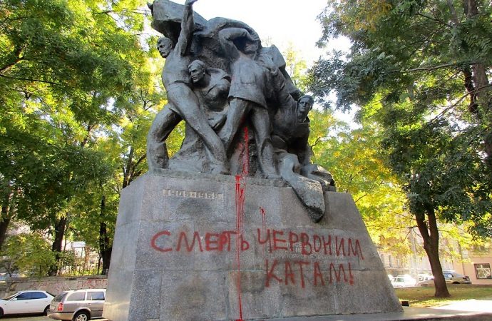 Одесскую «непобежденную территорию революции» частично «расписали» и облили краской