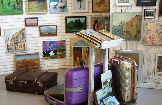 Искусство в чемоданах: в Одессе открылась необычная «багажная» выставка