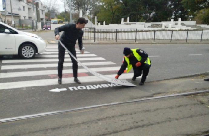 «Внимательный пешеход»: в Одессе стартовал проект, призывающий быть внимательными на переходах