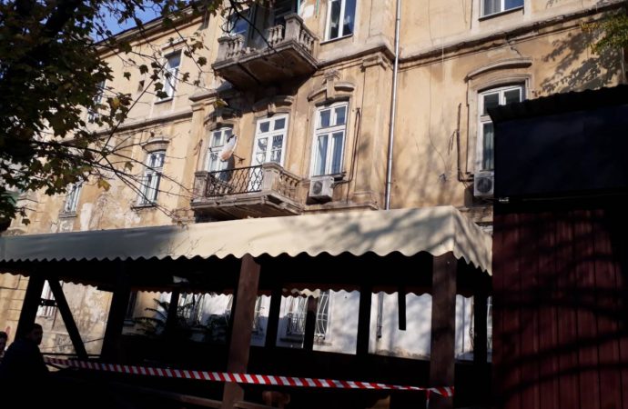 Одессит упал вместе с балконом, пользоваться которым запретили еще в прошлом году