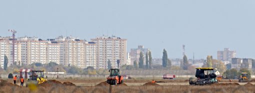 Взлетку Одесского аэропорта построили почти на треть