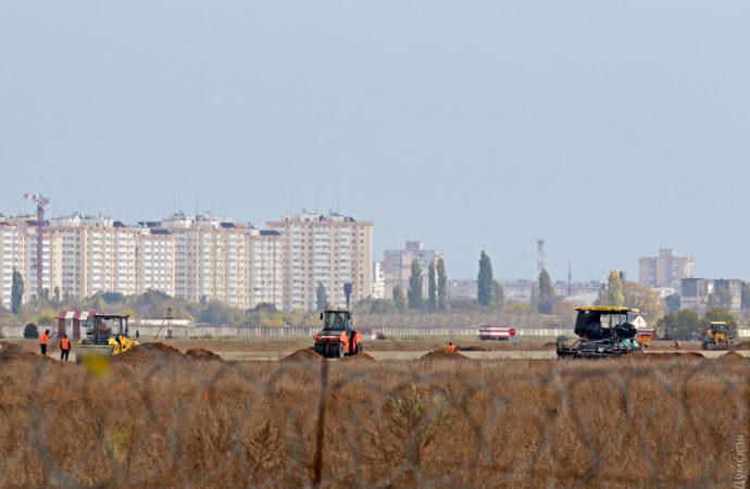 Взлетку Одесского аэропорта построили почти на треть