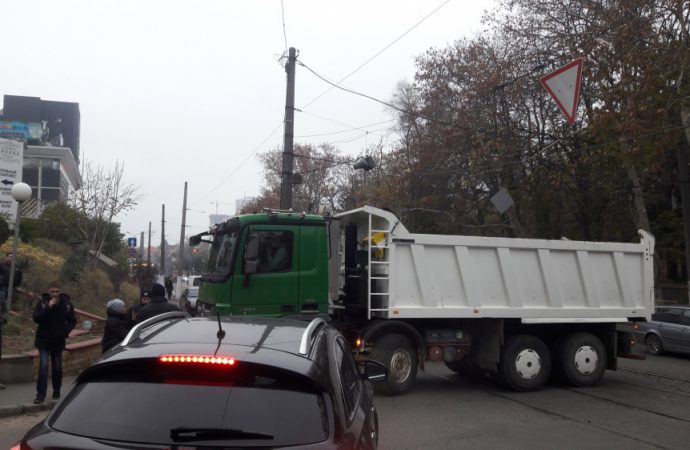 Протесты на Гагаринском плато: активисты перекрывали дорогу строителям, заблокировав движение 5-го трамвая (ВИДЕО)