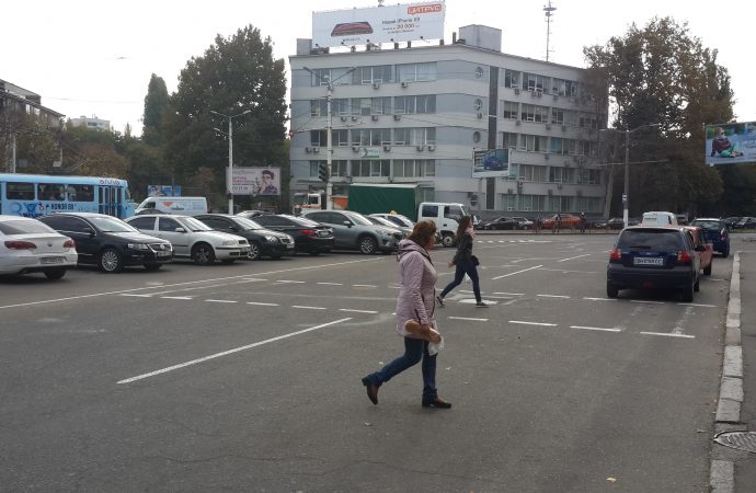 Запрещенная парковка на «островках безопасности» не пугает одесских автомобилистов