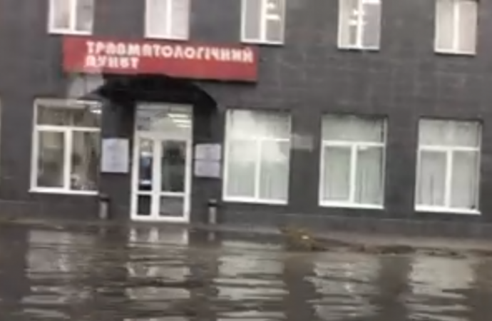 Львовская оказалась затоплена из-за ночной аварии в канализационной шахте (ВИДЕО)