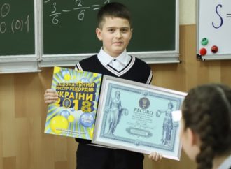 Гений на маленькой табуреточке: 10-летний мальчик провел урок 11-классникам и установил рекорд