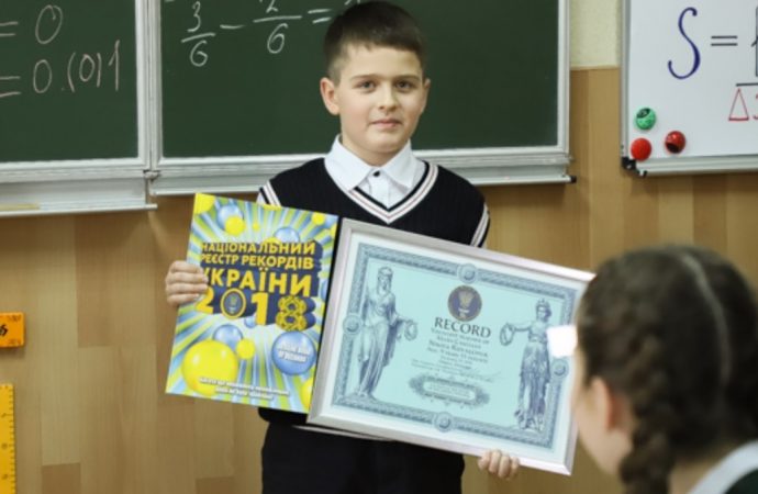 Гений на маленькой табуреточке: 10-летний мальчик провел урок 11-классникам и установил рекорд