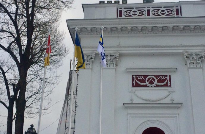 Флаг ВМС Украины поднят возле Одесской мэрии в знак поддержки пленных моряков