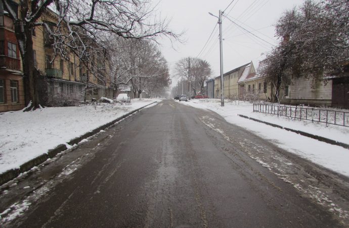 Декабрьский снег на окраине Одессы – парки белые, дороги и тротуары в лужах