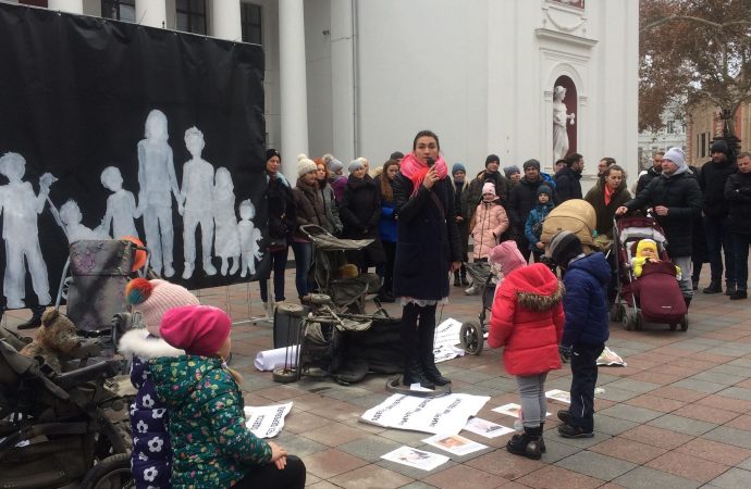 Возле горсовета активисты с Гагаринского плато устроили арт-инсталляцию и обратились к президенту (ФОТО)
