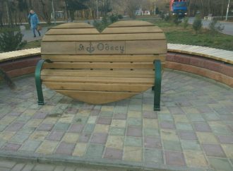 Необычная скамейка открыта для одесситов в парке Победы
