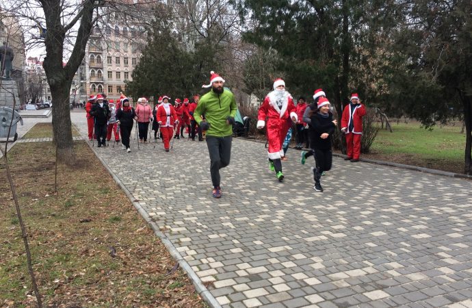 Предновогодний забег Санта-Клаусов прошёл в Одессе