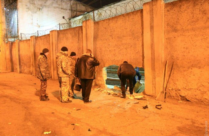 Иномарка протаранила забор одесской тюрьмы (ФОТО)