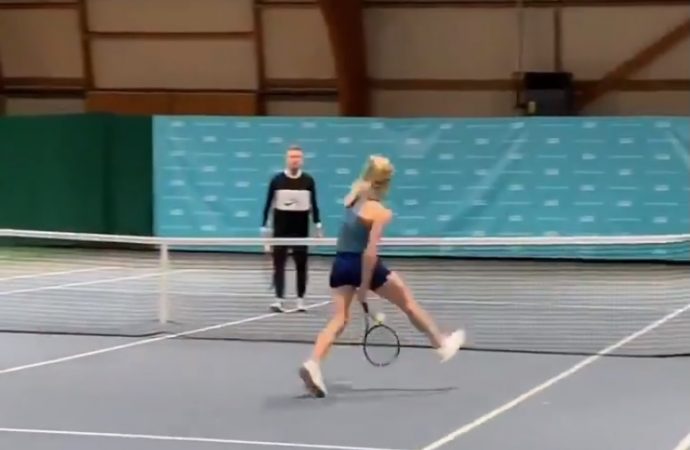 Одесская теннисистка показала болельщикам эффектный удар, стоя спиной к сетке (ВИДЕО)