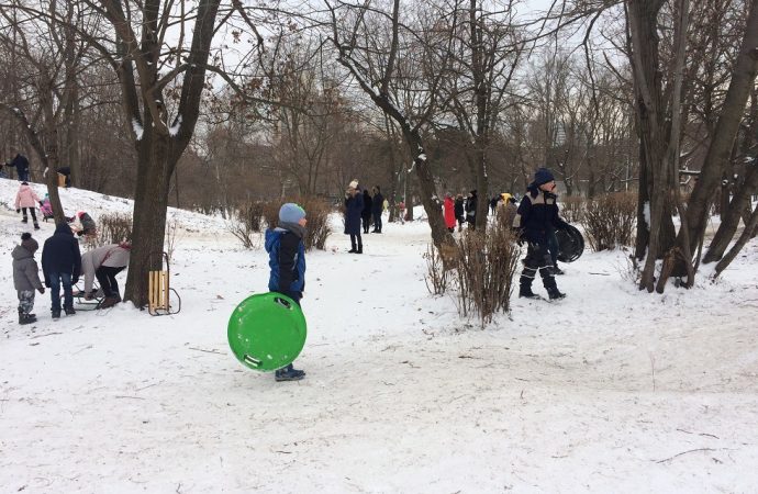 Снег превратил Парк Победы в большой детский аттракцион