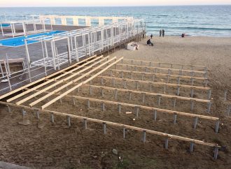Аркадия: на пляже появился новый деревянный настил
